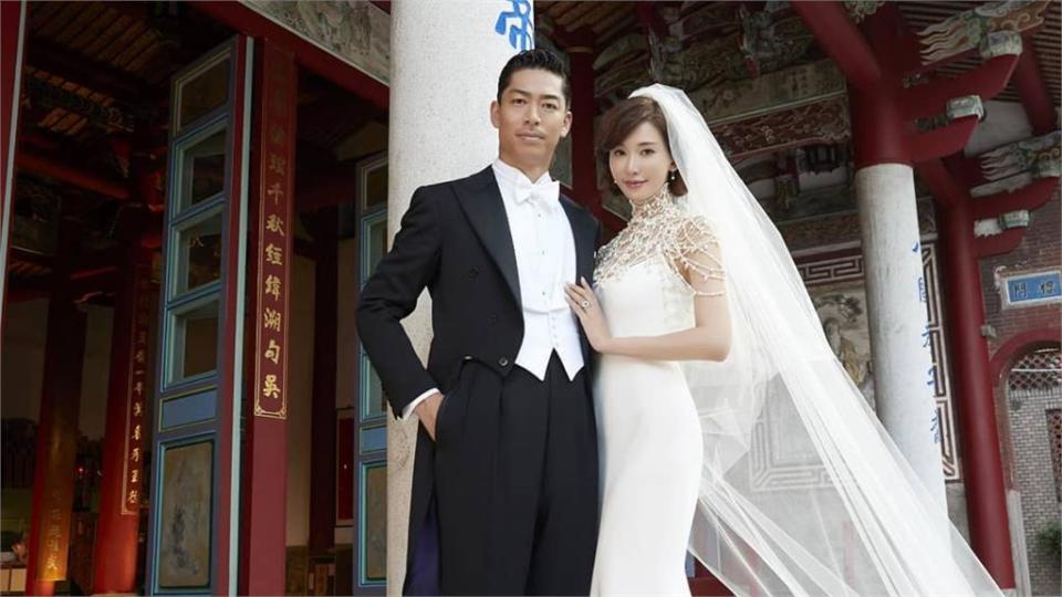 AKIRA全白西裝現蹤台南！結婚4年甜滋滋告白：志玲是值得寵愛的女人