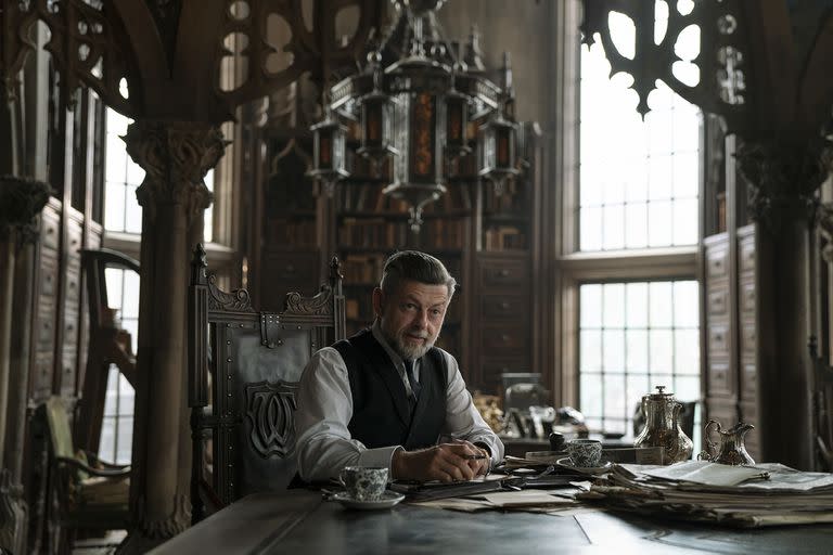 Andy Serkis, como Alfred Pennyworth