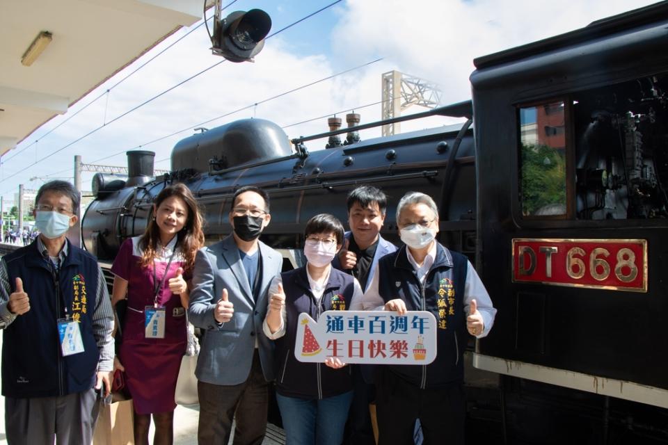 《圖說》大台鐵海線通車百週年，副市長令狐榮達（右）、觀旅局韓育琪（右三）與民歡慶。（台中市政府提供）