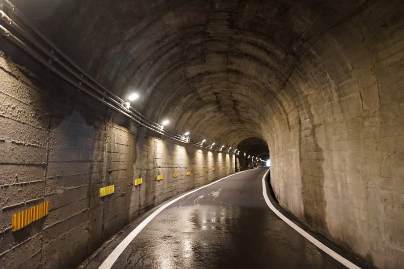 花蓮縣秀林鄉銅門村1號隧道是通往慕谷慕魚要道路，7年前因崩塌封閉，中央補助修復經費，1日完工通車。（中央社）