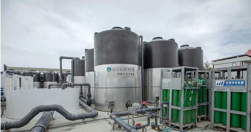 經濟部有意規劃新增6座海水淡化廠，預計每日供水量可達70萬噸。圖為「移動式海淡機組」展示基地。（圖／報系資料照）