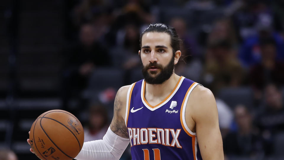 “Para ti, mamá”, titula la carta el base de los Suns, que empieza recordando los viajes familiares de su infancia y cómo su madre le ayudó a elegir finalmente el baloncesto cuando también pensaba en dedicarse al fútbol. Esa primera parte del texto termina rememorando el día en el que a su progenitora, que ya había superado un cáncer en 2012, le diagnosticaron nuevamente la enfermedad en una clínica de Rochester en 2015. “Escuché a mis padres llorar toda la noche. No lo puedo poner en palabras, pero estaba muy perdido, no quería acercarme a ninguna pista de baloncesto y empecé a odiar ese sitio”, cuenta. (Foto: Rich Pedroncelli / AP).