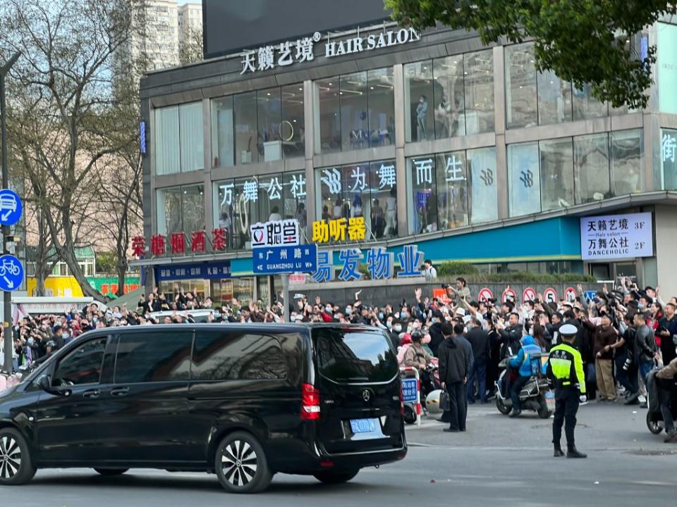 前總統馬英九二十八日下午於南京參觀中國近代史遺址博物館、拉貝故居外都擠滿了人潮，眾多民眾在外等待、揮手，馬前總統離開時也和大家揮手致意。（馬英九辦公室提供）