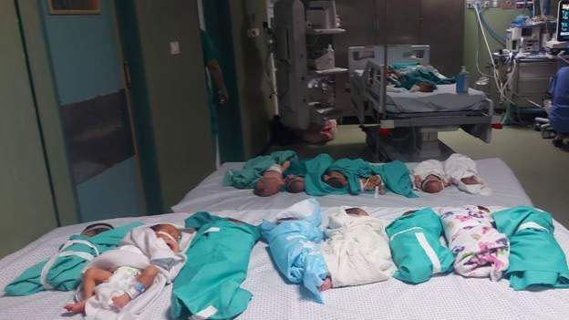 Bebés juntos en una cama de un quirófano