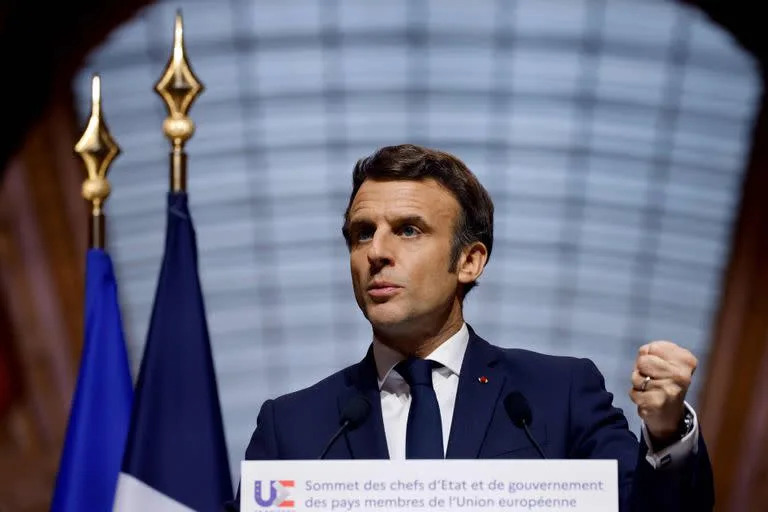 El presidente de Francia, Emmanuel Macron, habla durante una rueda de prensa tras una cumbre de l&#xed;deres de la UE para discutir las consecuencias de la invasi&#xf3;n rusa en Ucrania, en el Palacio de Versalles, cerca de Par&#xed;s, el 11 de marzo de 2022.