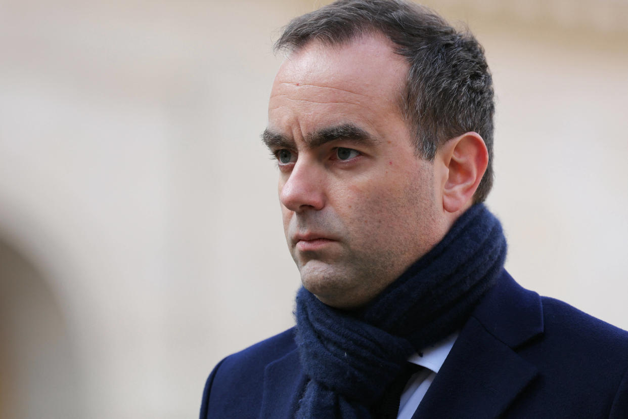 Sébastien Lecornu photographié dans la cour d’honneur des Invalides le 27 février (Photo by Thomas SAMSON / POOL / AFP)