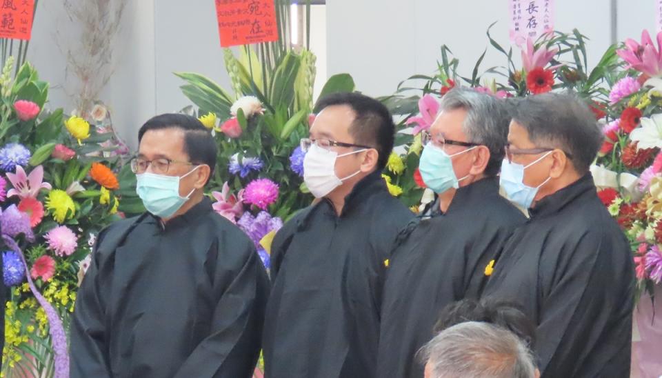  前總統陳水扁（左2）的母親陳李慎過世，家屬17日在 台南柳營祿園殯葬園區舉辦家祭。 中央社