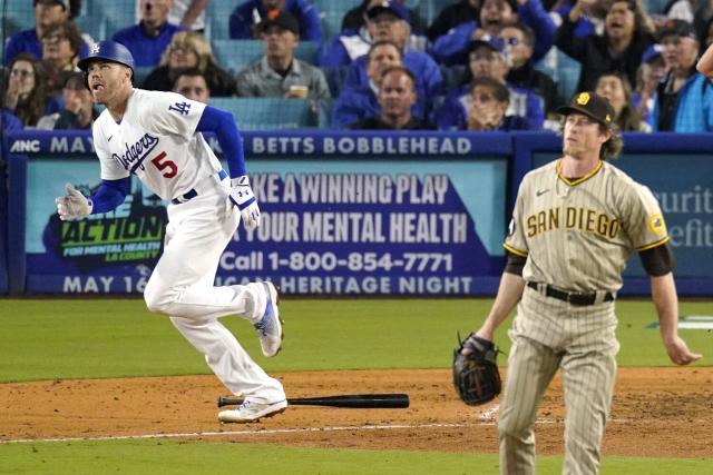 Dodger fans create a welcome home that Freddie Freeman won't