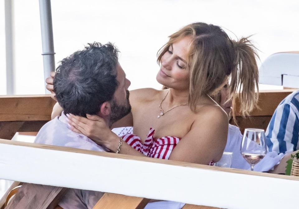 <p>JLo y su novio, el protagonista de <em>Batman</em>, fueron retratados muy cariñosos y enamorados mientras disfrutaban de un almuerzo con amigos.</p>