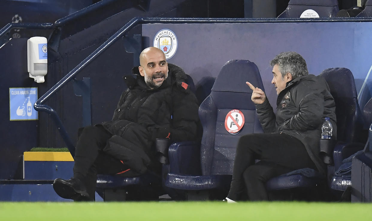 Pep Guardiola (izquierda) y Juan Manuel Lillo (derecha) charlan durante un encuentro del Manchester City (Foto de Peter Powell/PA Images vía Getty Images)