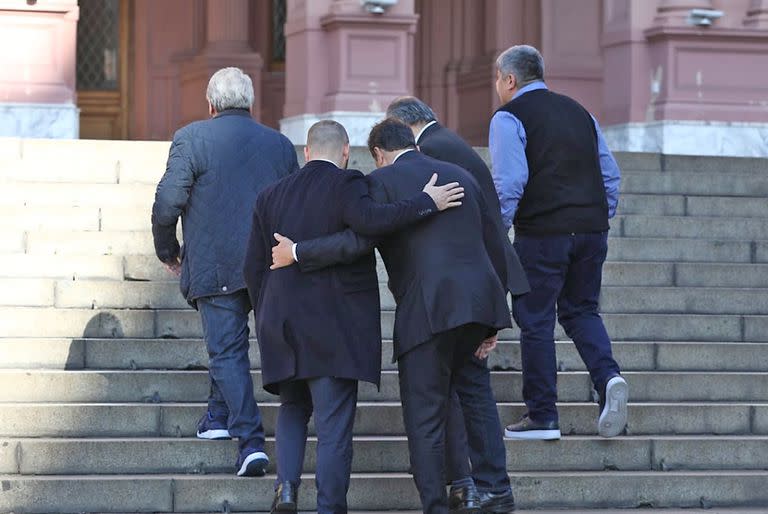 Fin de la conferencia de prensa por el anuncio de ganancias en las escalinatas de la Casa Rosada