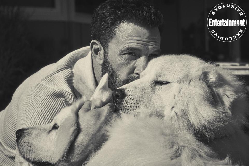 <p>Affleck in a Samoyed sandwich.</p>