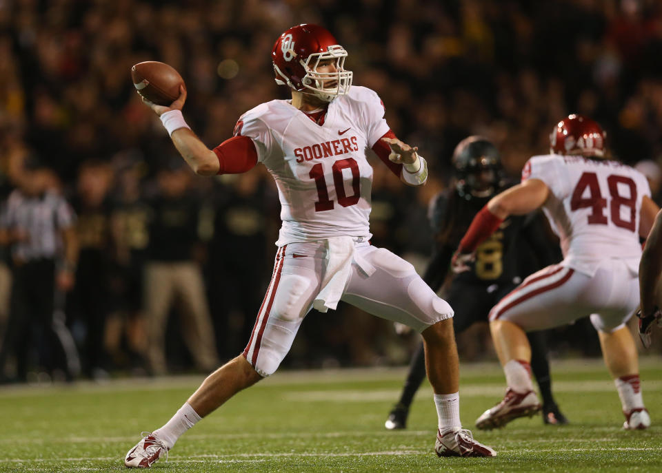WACO, TX - NOVEMBER 07:  Blake Bell #10 of the Oklahoma Sooners throws against the Baylor Bears at Floyd Casey Stadium on November 7, 2013 in Waco, Texas.  (Photo by Ronald Martinez/Getty Images)