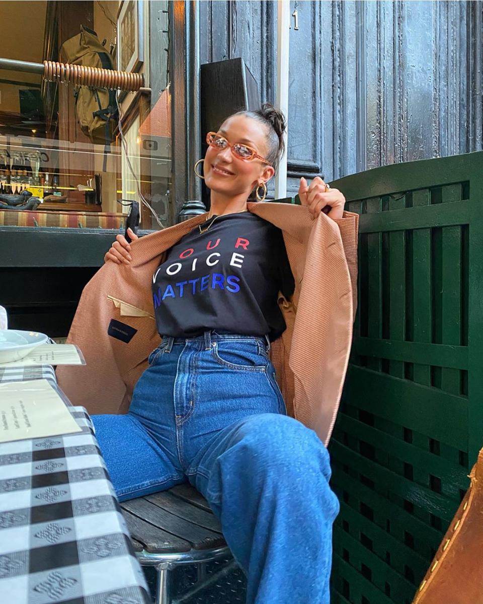 Bella Hadid n’a pas peur d’afficher ses opinions. Au sens propre comme au sens figuré ! Elle a été aperçue dans les rues de New York avec le masque réglementaire et arborant un tee-shirt sur lequel on peut lire au sujet du COVID-19 : "ok, hand over the cure and stop playing" ("ok, on arrête de jouer et balancez le remède"). Elle avait déjà fait le coup au mois de septembre en dévoilant un top griffé Michael Kors sur lequel s’affiche en lettres tricolores le message suivant : "Your voice matters" ("votre voix compte"). Elle a accompagné sa photo sur Instagram d’une légende enjoignant les Américains à s’inscrire sur les listes électorales afin de voter pour leur prochain président. L’auront-ils écoutée ? ©<em>Instagram @bellahadid</em>