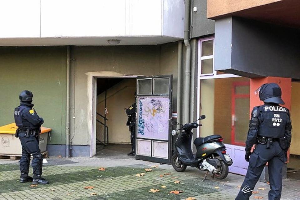 Polizei und Kriminaltechniker stehen bei einem Einsatz in einem Hauseingang. Knapp ein Jahr nach dem Kunstdiebstahl im Dresdner Grünen Gewölbe hat die Polizei am Dienstagmorgen in Berlin drei Tatverdächtige festgenommen. Seit dem Morgen wurden insgesamt 18 Objekte durchsucht.<span class="copyright">Reto Klar / BM</span>