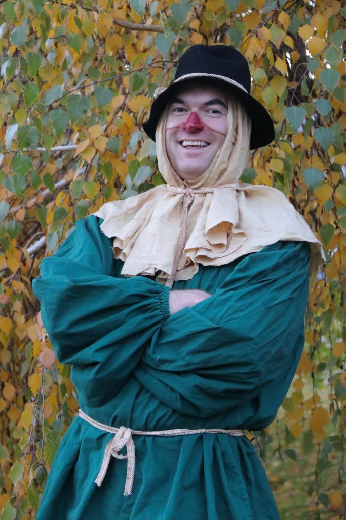 15) DIY Wizard Of Oz Scarecrow Costume