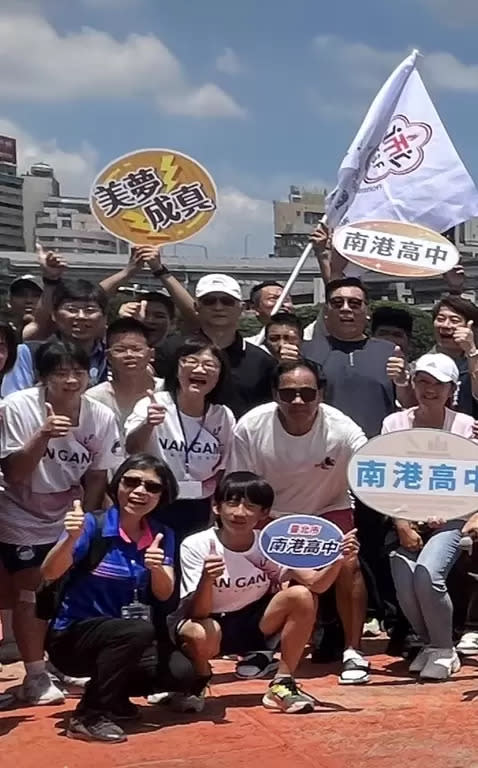 台北市體育總會會長葉林傳（右二黑衣）和台北市體育總會輕艇協會理事長林聖霖(左二白帽）等人奔走下成立輕艇訓練基地。官方提供