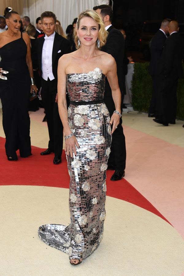 Naomi Watts in Burberry