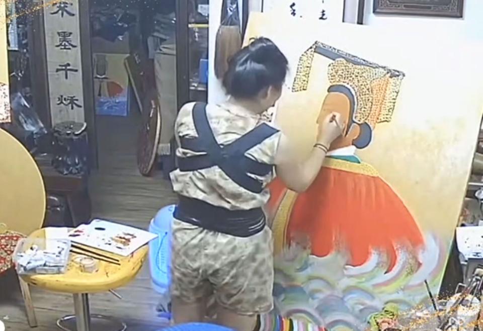 圖說：魏幼惠藝術特展作品之一 魏幼惠創作的每一幅畫作皆以真正的珠寶、翡翠、羽毛、金箔等各種媒材，融合繪畫、刺繡、手工黏貼等技巧所完成。（記者林志郁攝）