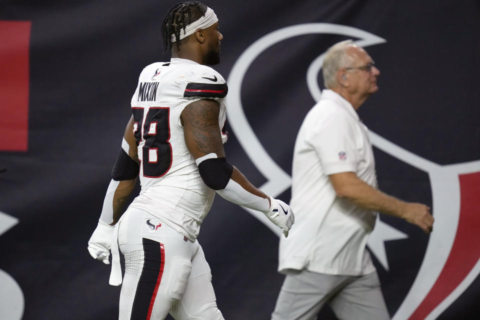 Pemain bertahan Houston Texans Joe Mixon meninggalkan lapangan setelah mengalami cedera. (Foto AP/Eric Christian Smith)