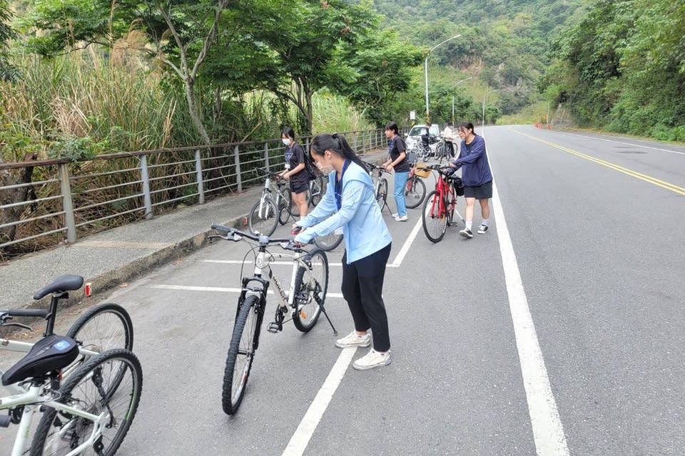 國立臺東大學特教系學生擔任陪騎志工，抵達用餐飯店後協助將單車運上貨車。