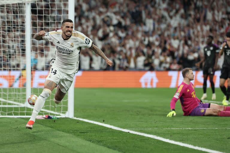 Joselu festeja el empate parcial de Real Madrid, después del error de Neuer