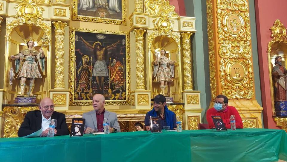 Presentación de autores en el Centro Cultural La Merced, Miami 2021, Eloy Cepero, Armando Nuviola, Lázaro Caballero y William Navarrete.