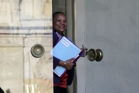 French Justice Minister Christiane Taubira leaves the Elysee Palace in Paris, France, December 23, 2015, following the weekly cabinet meeting and a news conference where the prime minister presented reform proposals. REUTERS/Philippe Wojazer