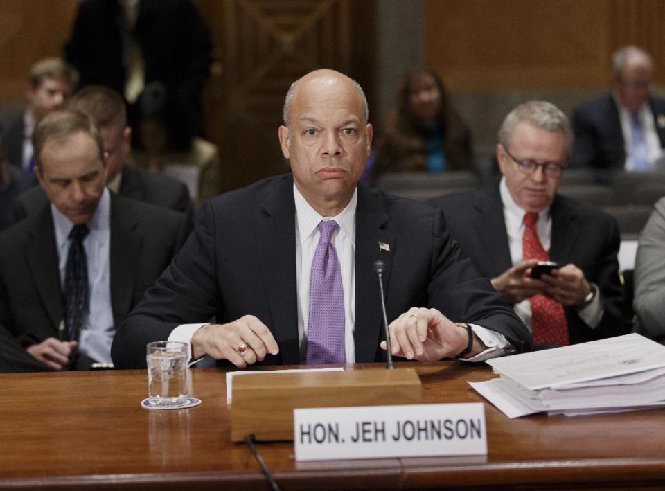 El secretario de Seguridad Nacional Jeh Johnson prepara su testimonio en el Capitolio de Washington el jueves 13 de marzo de 2014. (Foto AP/J. Scott Applewhite)