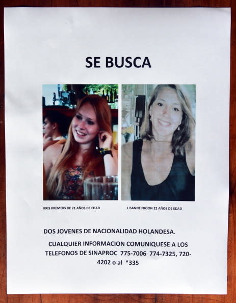 A "SE BUSCA" notice featuring photos of Kris Kremers, 21, and Lisanne Froon, 22, with text requesting information and contact numbers for SINAPROC