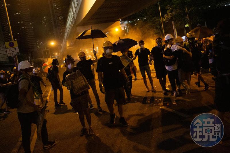 香港去年爆發反送中運動，多名港人上街示威。（本刊資料照）