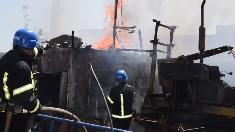 Bomberos en el lugar del ataque con misiles en Odesa.