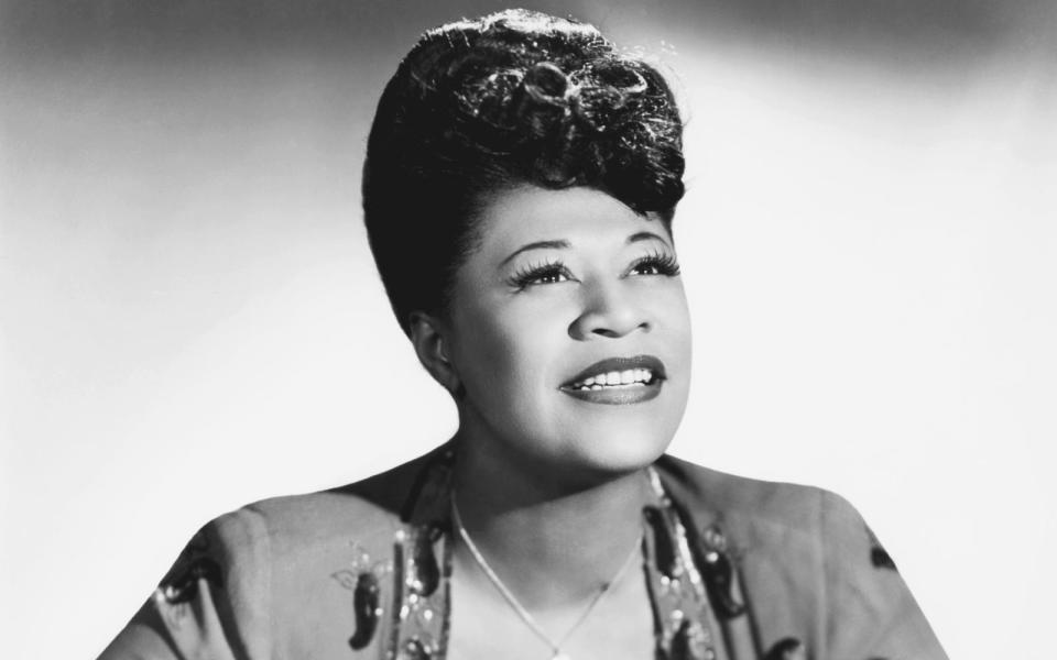 Sie hatte Soul - schon lange bevor man das Genre überhaupt so nannte: Ella Fitzgerald, deren Todestag sich am 15. Juni zum 25. Mal jährt, ist unbestritten eine der größten Stimmen aller Zeiten. Auf welchem Platz sie in unserem höchst subjektiven Ranking der größten Soul-Diven aller Zeiten landet? Die Galerie zeigt's! (Bild: Anthony Bruno/Michael Ochs Archives/Getty Images)