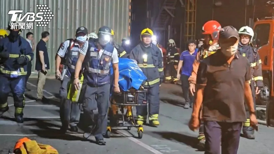 屏東工廠昨傍晚傳出爆炸火警，至今已造成4名消防員殉職。（圖／TVBS）