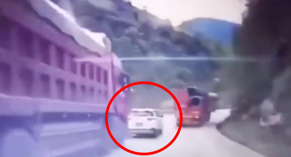 The white car was rear-ended by the oncoming truck, sending into the back of the truck in front. Source: The Paper/ Weibo