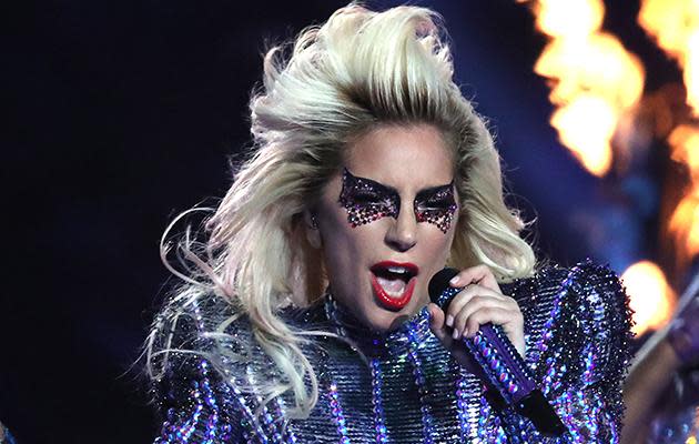 Lady Gaga begann ihren Auftritt mit Juwelen um den Augen. Bild: Getty