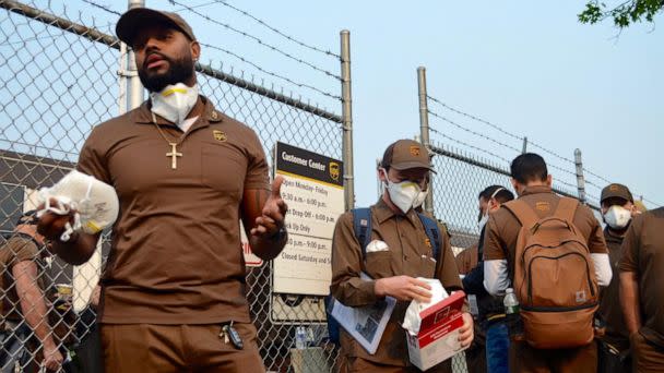 PHOTO: UPS drivers in Brooklyn, New York, put on masks before they head out for deliveries on June 8, 2023. (Matt Leichenger)