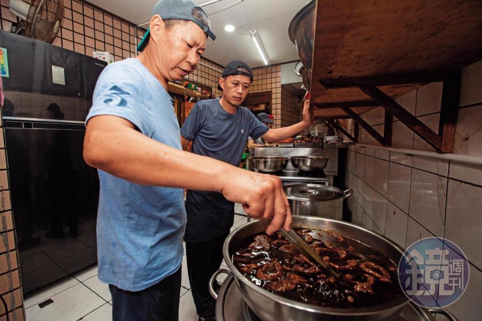 林志勝（右）是陳學良（左）唯一的徒弟，儘管把店全權交給徒弟一家經營，但他三不五時會到廚房抽查。