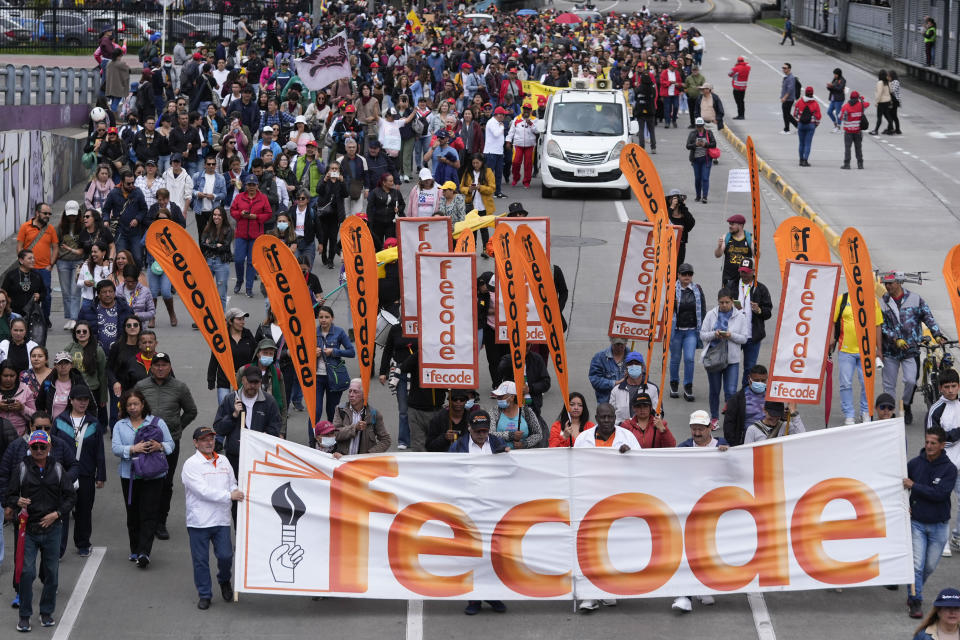 Los profesores marchan hacia el Congreso para protestar en contra del proyecto de Ley Estatutaria de Educación, una iniciativa del gobierno que deberá ser aprobada por los legisladores. El miércoles 12 de junio de 2024 el primer día de huelga en Bogotá, Colombia. La Federación Colombiana de Educadores (Fecode) es parte de la protesta. (AP Foto/Fernando Vergara)