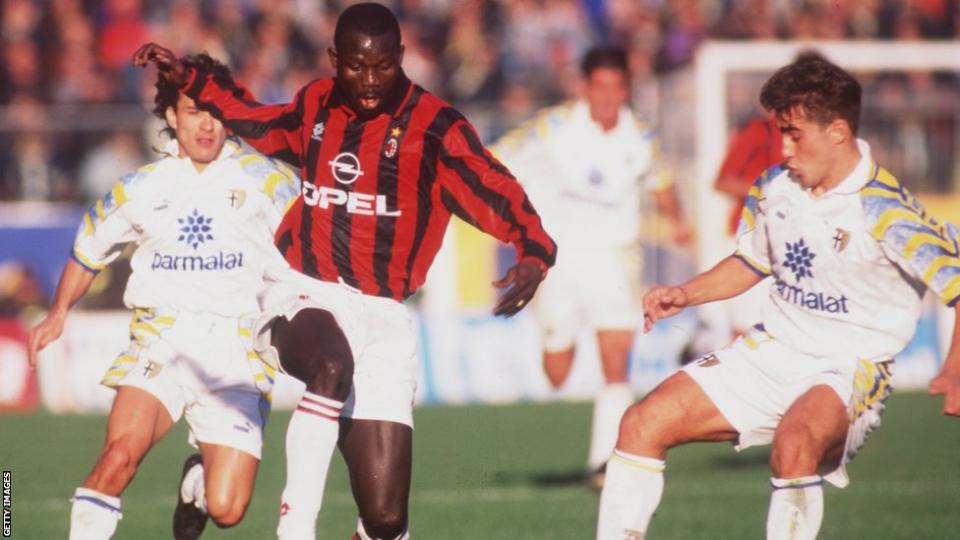 George Weah gioca nel Milan contro il Parma