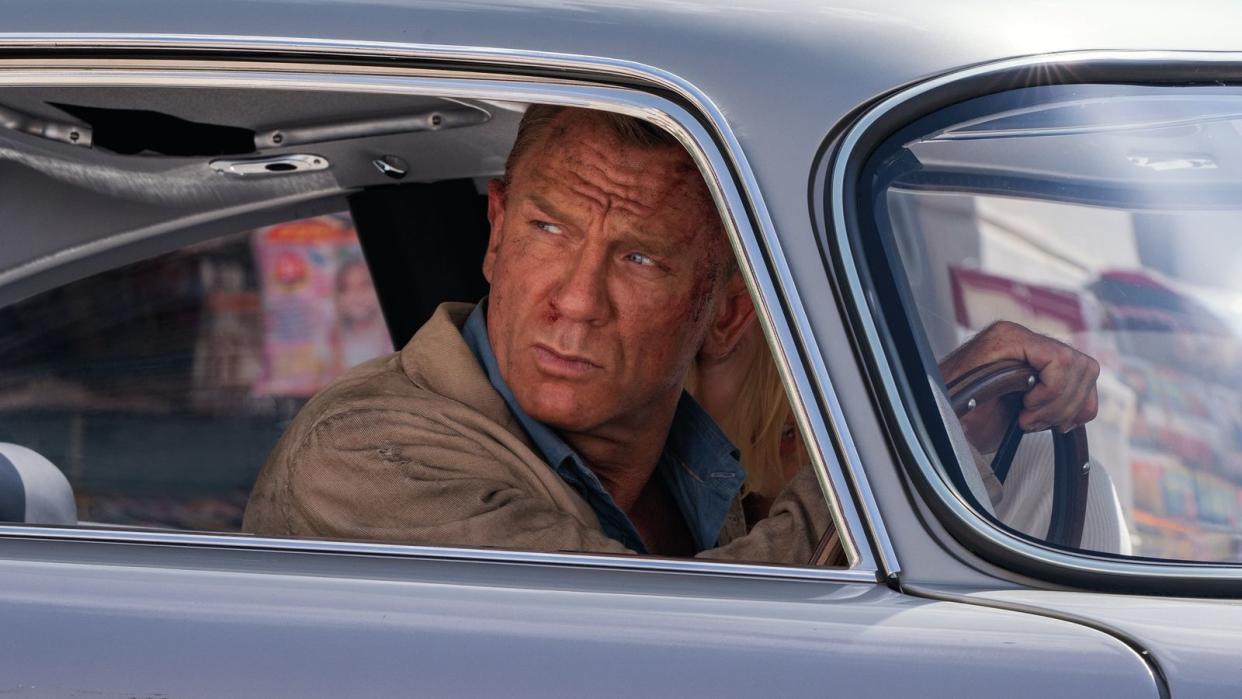 Im Actionkracher "Keine Zeit zu sterben" ist James Bond (Daniel Craig) in einem Aston Martin DB5 unterwegs. (Bild: Universal/Nicola Dove)