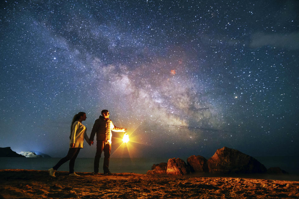 Stunning photos show couples silhouetted against night sky