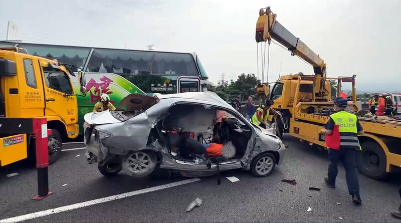 國道3號南下264K雲林縣斗六段21日上午發生遊覽車與自小客車碰撞事故。圖為自小客車嚴重扭曲變形。 （中央社／民眾提供） 