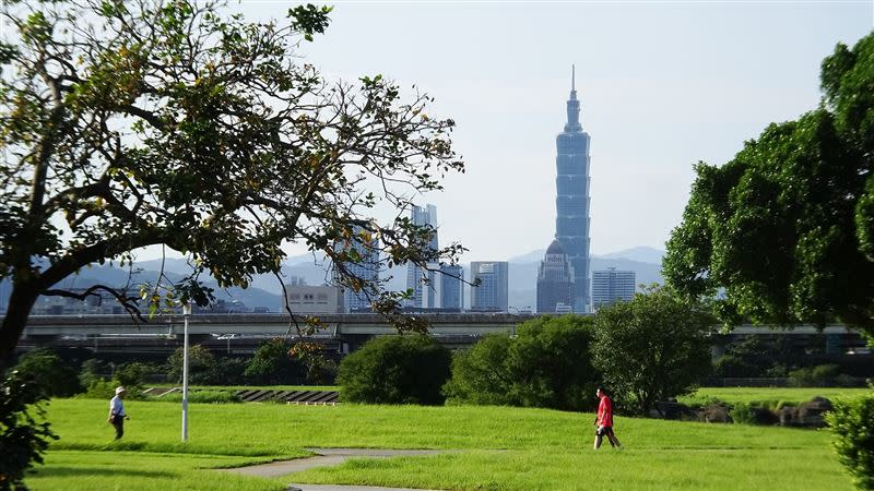 在美堤河濱公園可以看飛機起降。（圖／北市水利處提供）