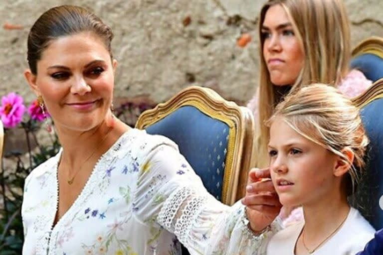 La princesa Victoria de Suecia y su hija Estelle, de ocho años, despertaron sonrisas y termura al aparecer vestidas a juego durante la inauguración de un puente en Estocolmo