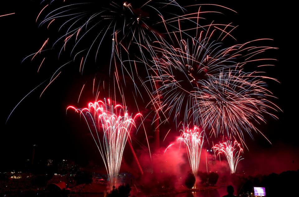 <p>Fast den ganzen August über verwandelt sich der Olympiapark in München wieder in ein Festivalgelände. Zum bereits 36. Mal lockt das Impark Sommerfestival die Münchner mit kulinarischen Köstlichkeiten, Musik, einem Wakeboard-Lift sowie mehreren Feuerwerken auf das Areal. Vom 3. bis 27. August kann man hier bei freiem Eintritt vorbeischauen. (Bild: ddp Images) </p>