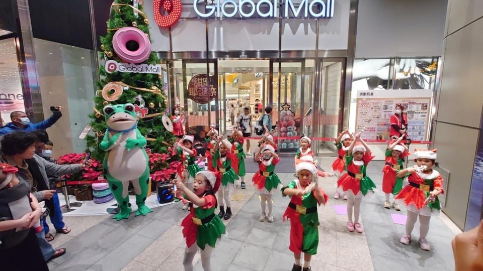 小朋友裝扮成聖誕小精靈表演聖誕舞曲，為Global Mall屏東市聖誕樹點燈揭開序幕