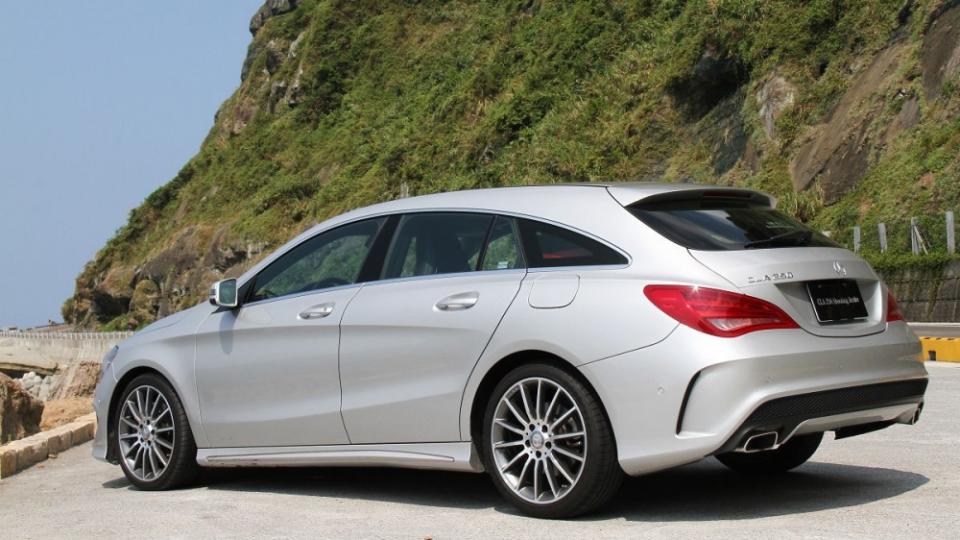 CLA250 Shooting Brake台灣販售車款將AMG跑車化套件列為標配，外型已與CLA45 AMG Shooting Brake如出一轍，外觀最大的差別在於尾段排氣管及後下分流器圖中AMG十八吋多幅式輪圈為選配。