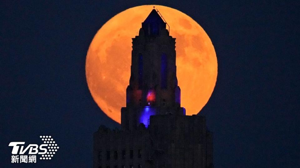 美國密蘇里州也能看見清晰的「超級月亮」。（圖／達志影像美聯社）