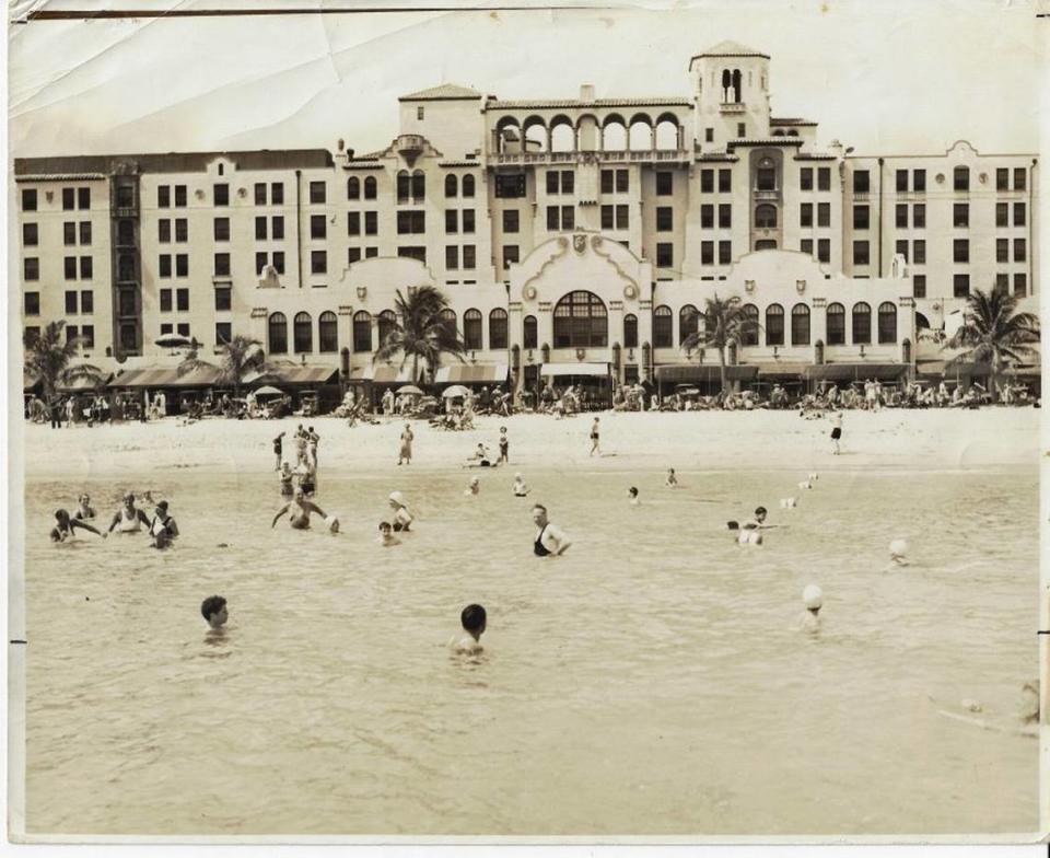 Foto sin fechar que muestra a los bañistas detrás de Hollywood Beach Resort.